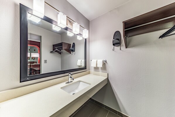 Ducha y bañera combinadas y artículos de higiene personal gratuitos
