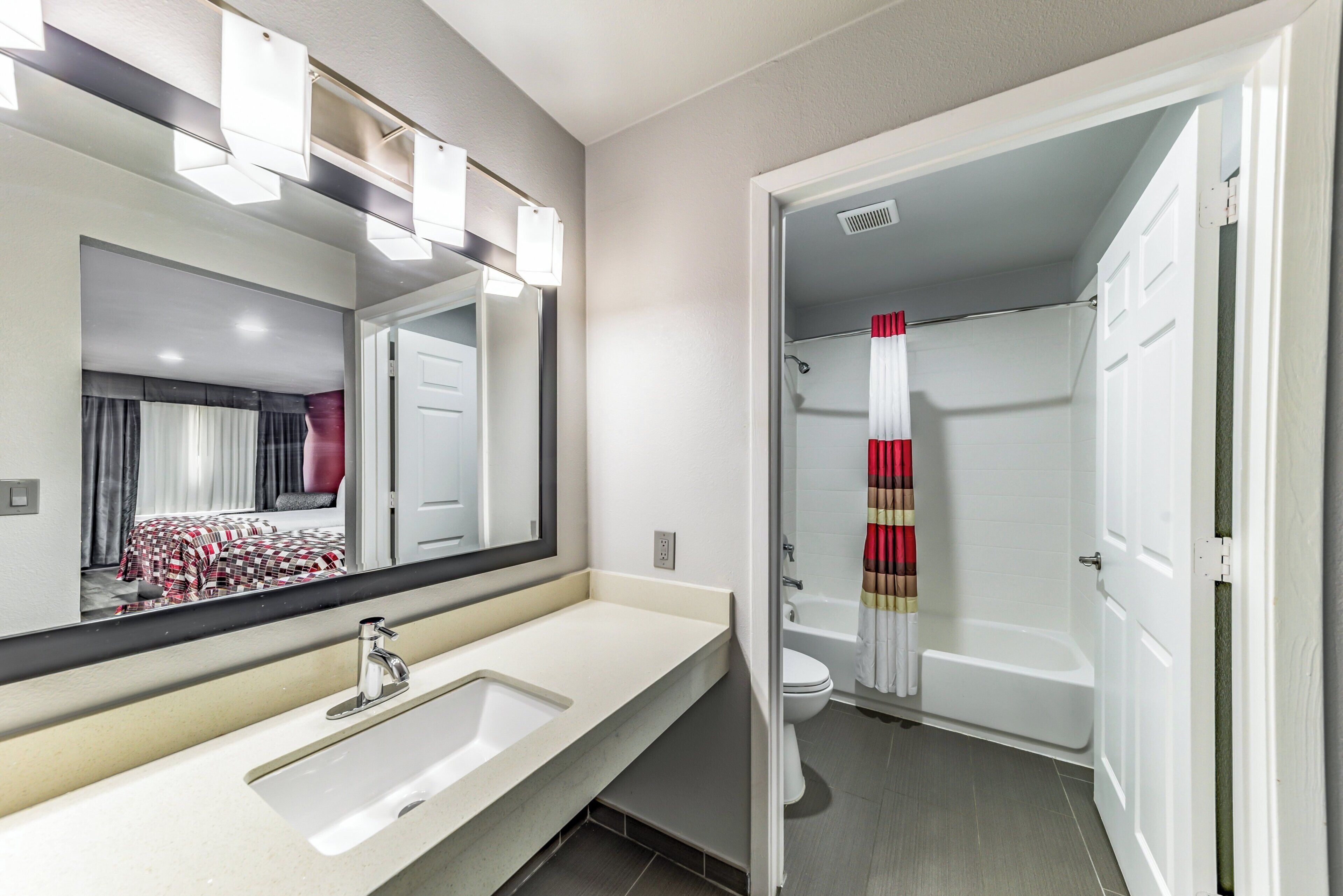 Deluxe Room, 2 Queen Beds (Smoke Free) | Bathroom | Combined shower/tub, free toiletries, towels