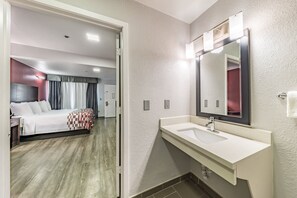 Combined shower/bathtub, free toiletries, towels