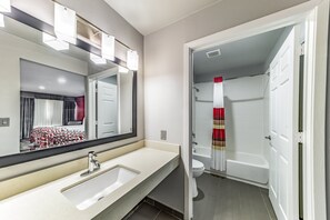 Deluxe Room, 2 Katil Ratu (Queen) (Smoke Free) | Bilik Mandi | Gabungan pancuran/tab mandi, kelengkapan dandanan diri percuma 