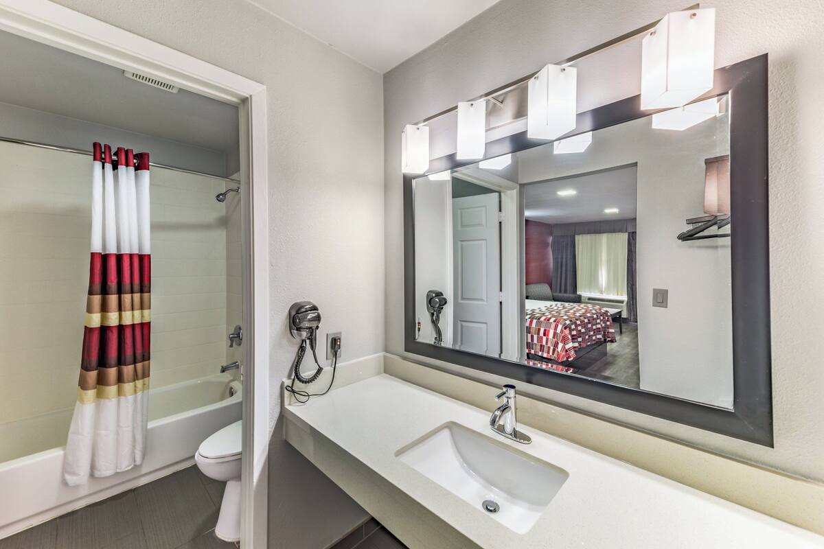 Deluxe Room, 1 King Bed (Smoke Free) | Bathroom | Combined shower/bathtub, free toiletries, towels