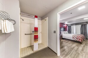 Kamar Deluks, 1 Tempat Tidur King, akses difabel (Roll-In Shower, Smoke Free) | Kamar mandi | Kombinasi shower/bathtub, perlengkapan mandi gratis,  dan handuk