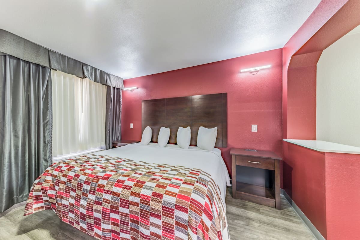 Escritorio, cortinas blackout, cunas gratuitas y wifi gratis