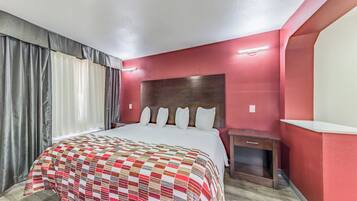 Escritorio, cortinas blackout, cunas gratuitas y wifi gratis
