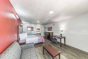 高级房, 1 张特大床和 1 张沙发床 (Smoke Free) | 办公桌、遮光窗帘、免费婴儿床、免费 WiFi