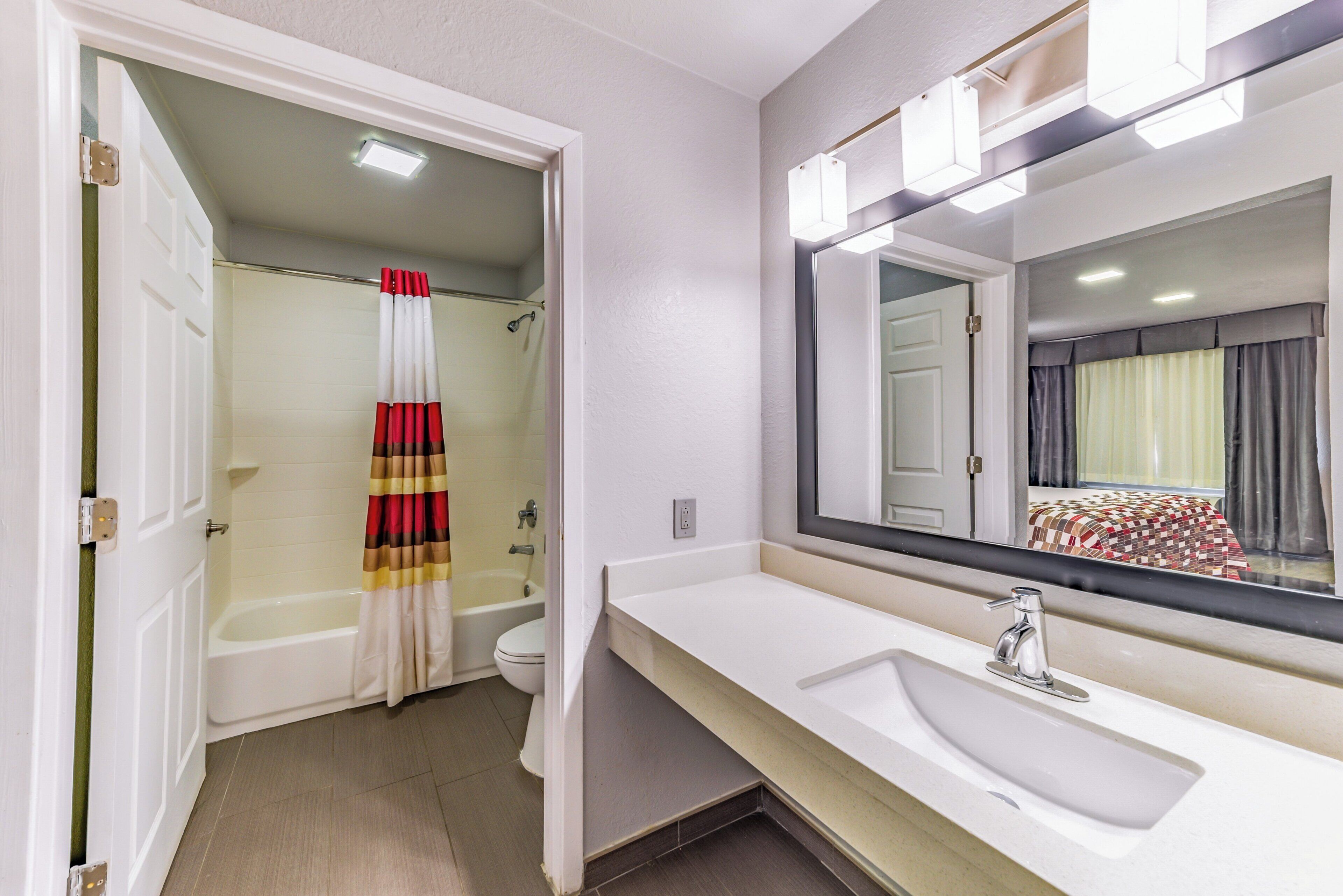 Deluxe Room, 1 King Bed (Smoke Free) | Desk, blackout drapes, cribs (free), WiFi (free)