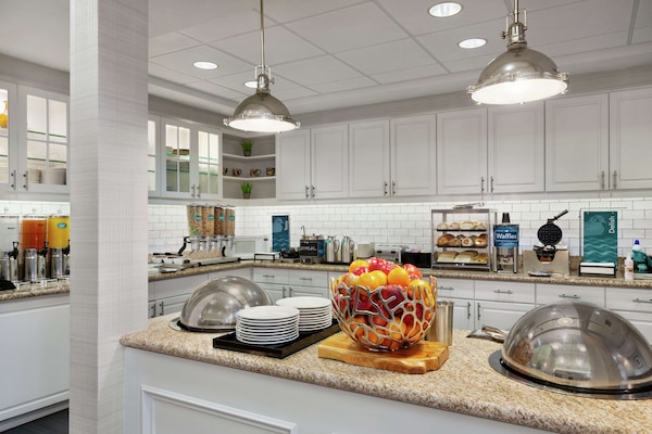 Café da manhã para viagem grátis todos os dias