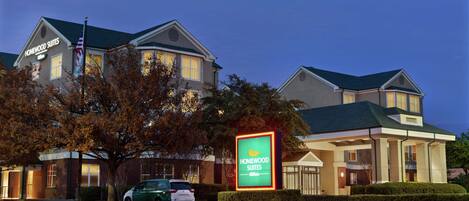 A hotel with a sign reading "Homewood Suites Hilton."