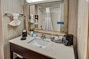 Combined shower/tub, free toiletries, hair dryer, towels - Hampton Inn Houston Baytown (Baytown)