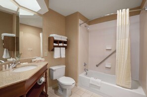 Combined shower/tub, hydromassage showerhead, hair dryer, towels