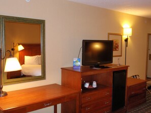 Standard Room, 1 King Bed, Non Smoking | Room amenity