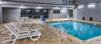 Days Inn & Suites by Wyndham Tyler