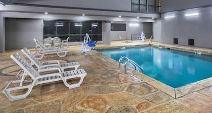 Days Inn & Suites by Wyndham Tyler