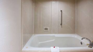 Ensemble douche/baignoire, articles de toilette gratuits, sèche-cheveux
