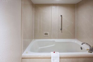 وحدات دش مع أحواض استحمام، مستلزمات مجانية للعناية الشخصية، مجففات شعر