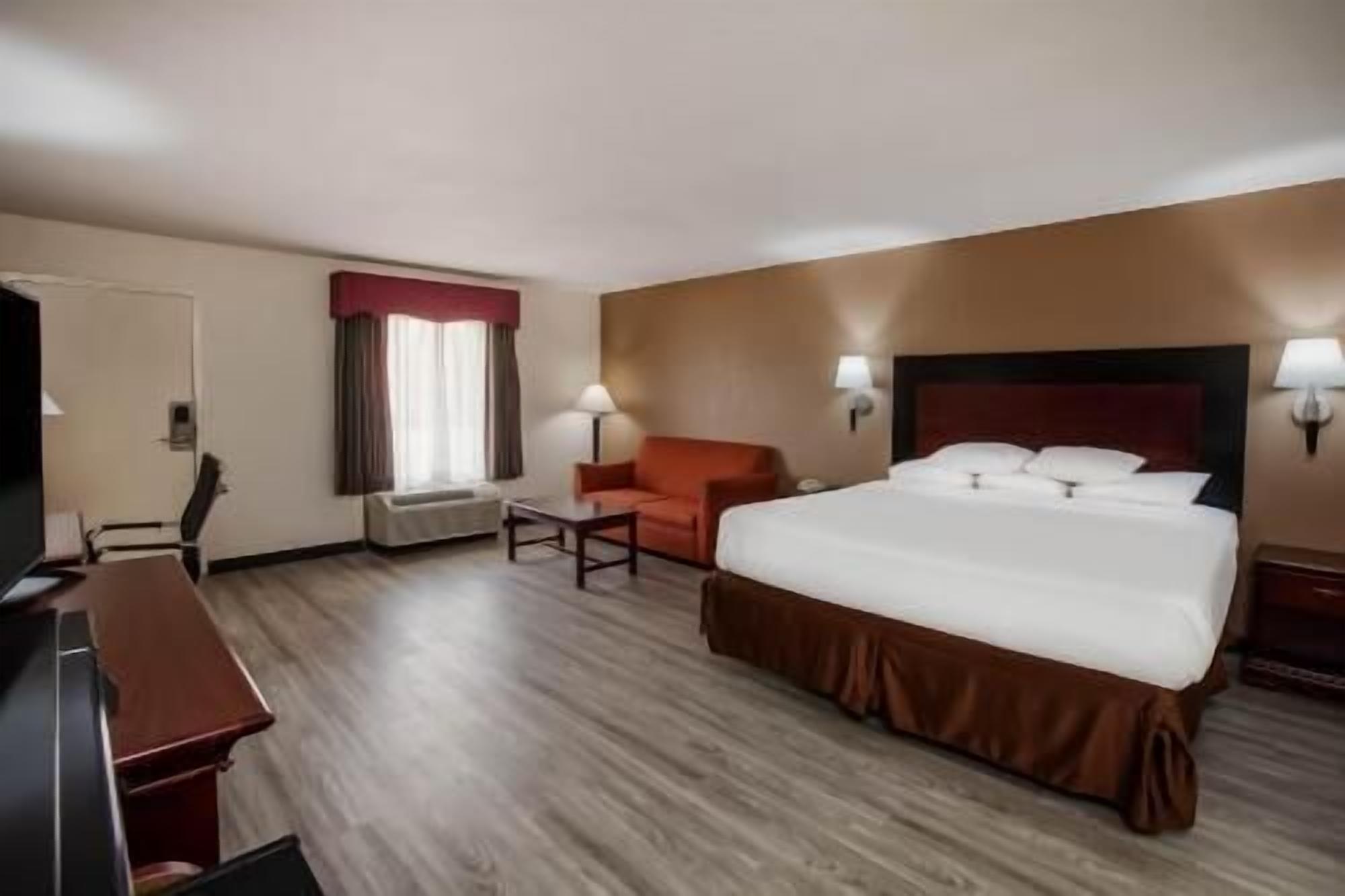 Escritorio, cortinas blackout, wifi gratis y ropa de cama 