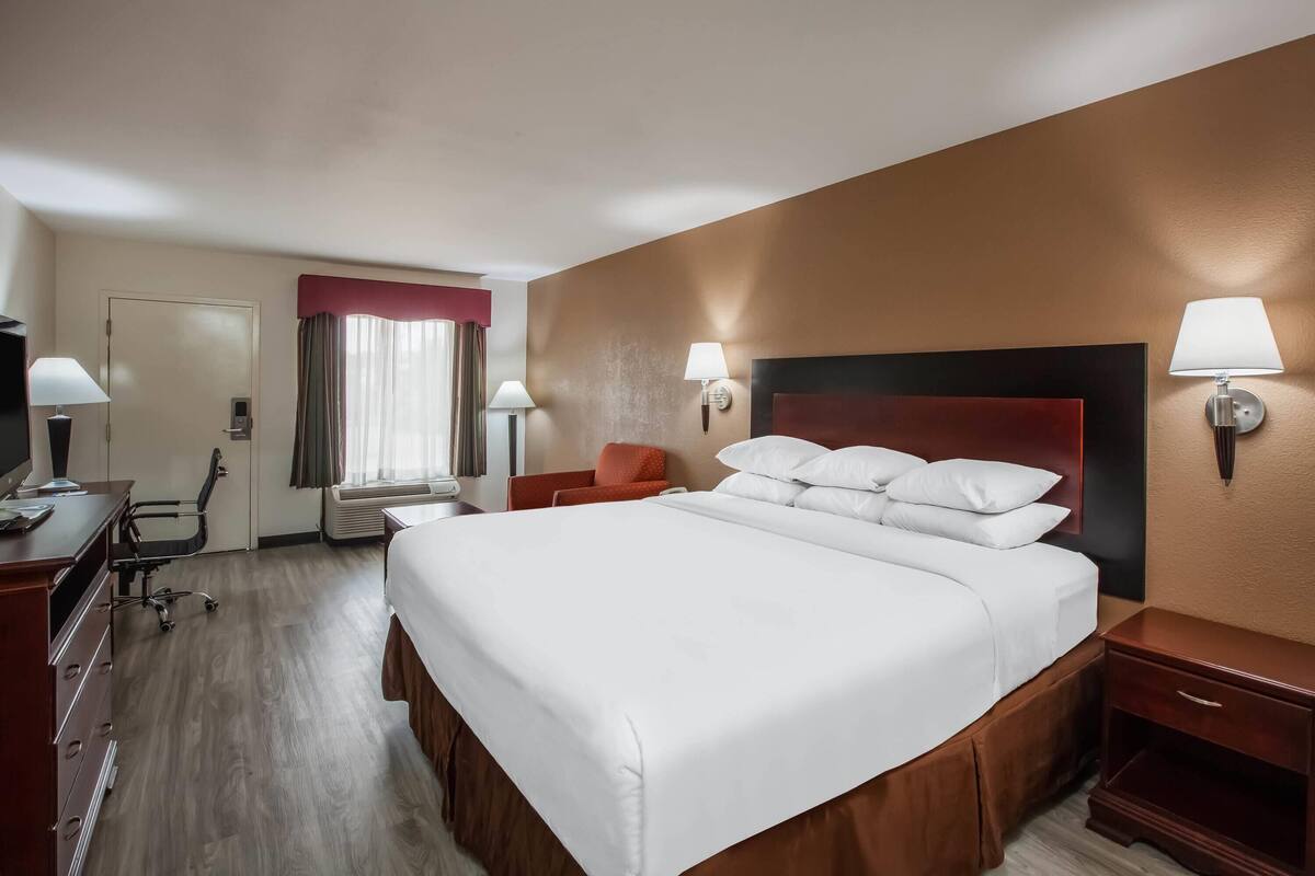 In-room safe, desk, iron/ironing board, free WiFi