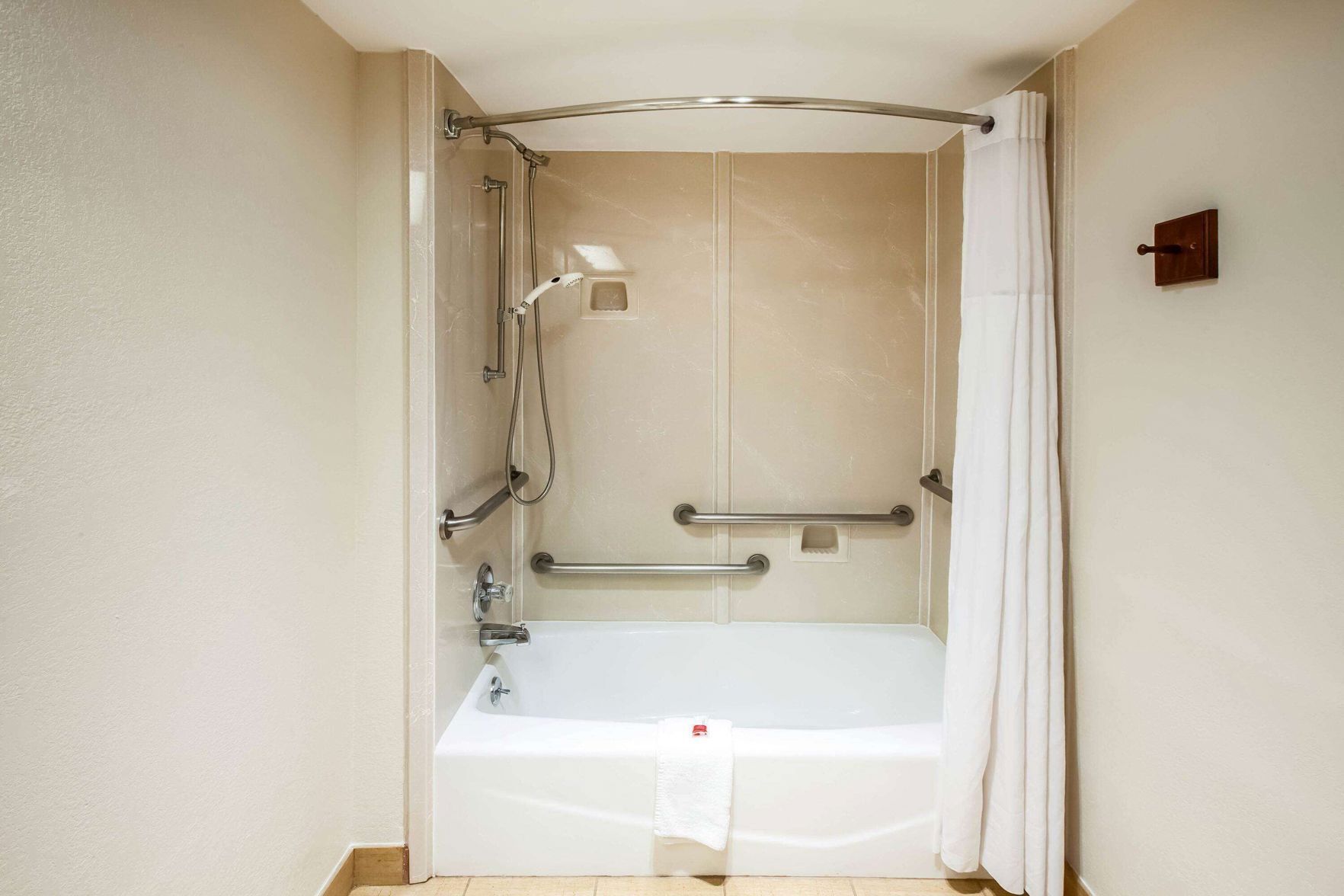 Baño | Tina con regadera, amenidades de baño gratuitas, secadora de cabello 