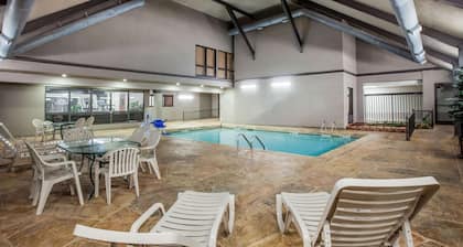 Days Inn & Suites by Wyndham Tyler