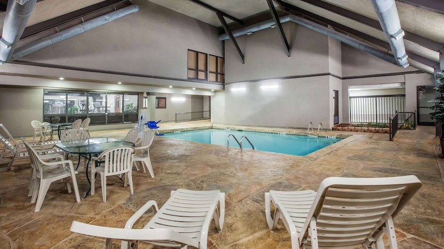 Days Inn & Suites by Wyndham Tyler