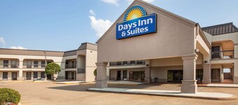 Days Inn & Suites by Wyndham Tyler