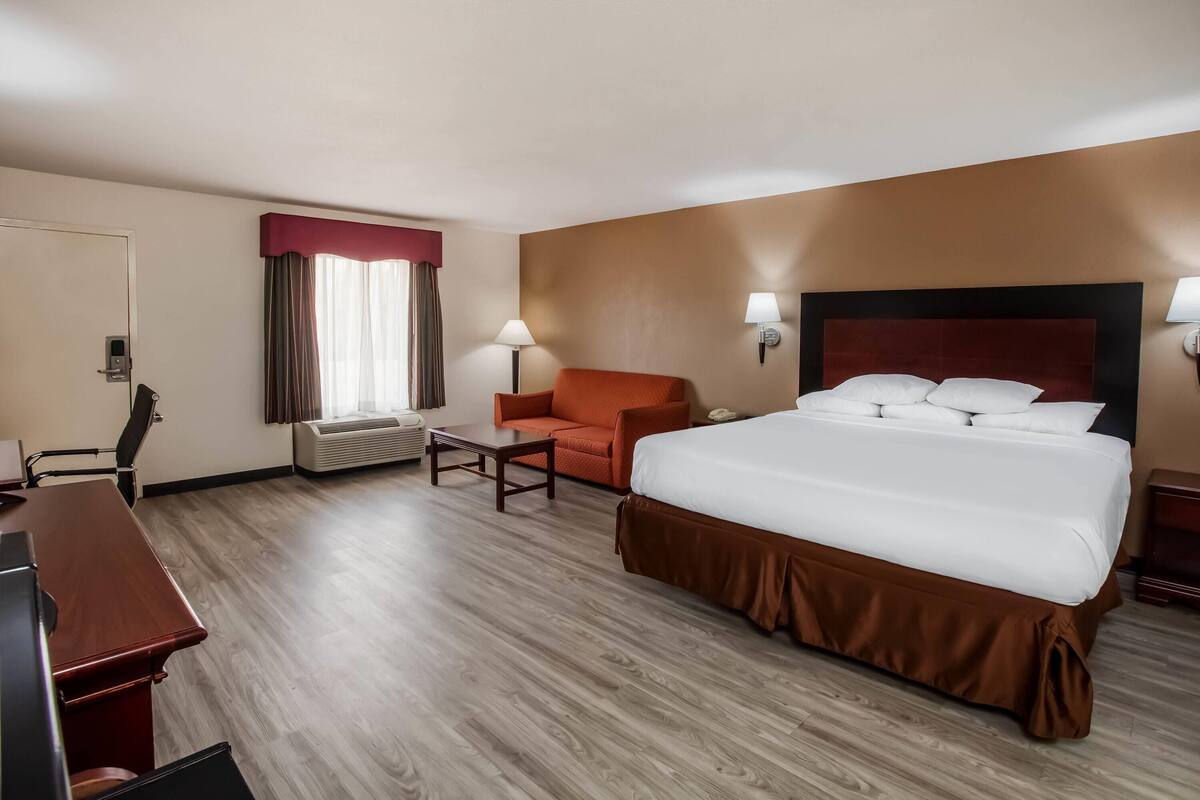 In-room safe, desk, iron/ironing board, free WiFi