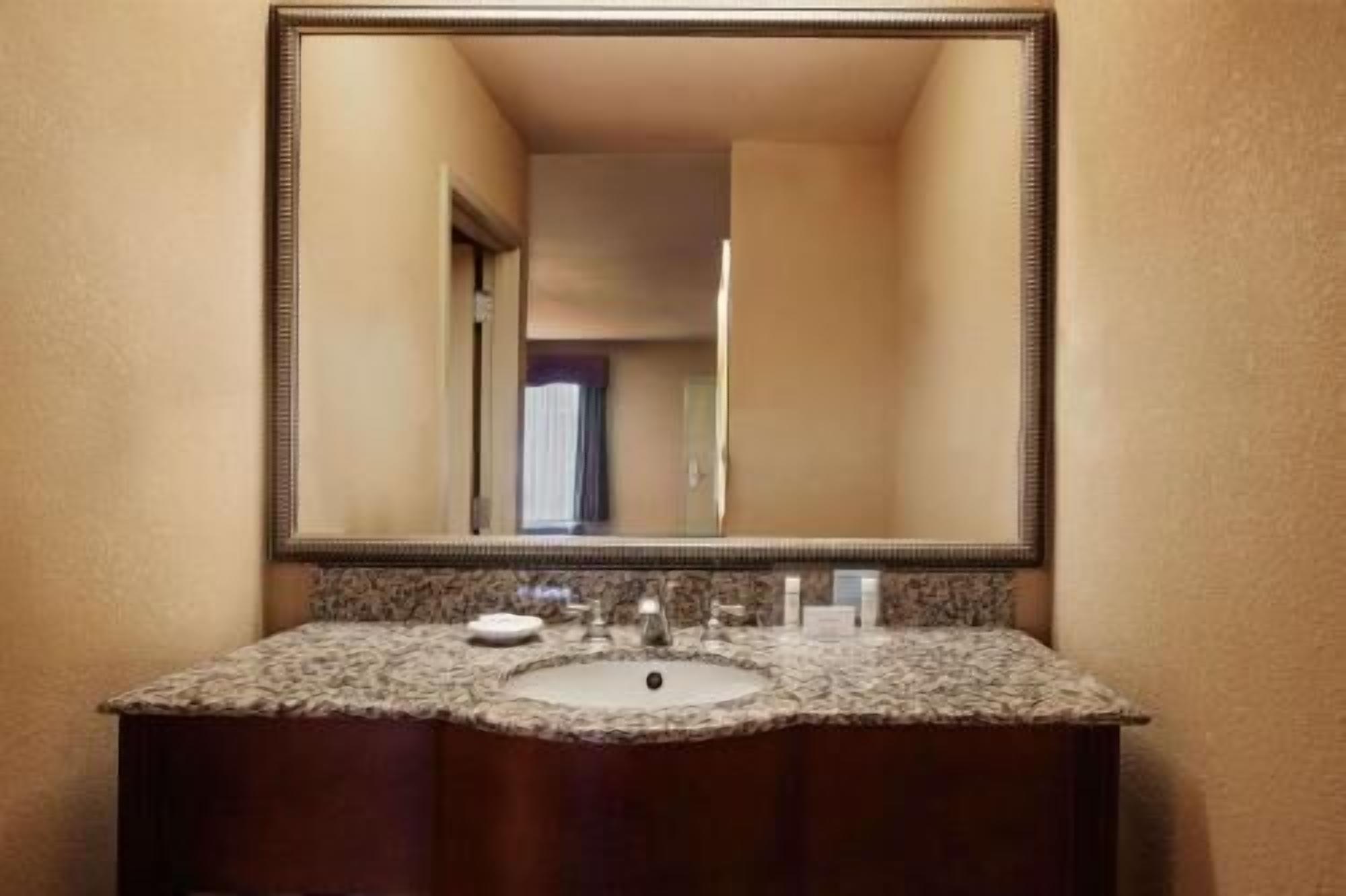 Baño | Tina con regadera, amenidades de baño gratuitas, secadora de cabello 