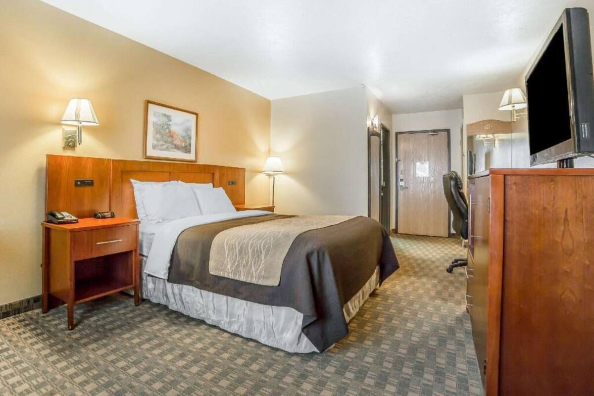 In-room safe, desk, laptop workspace, blackout drapes