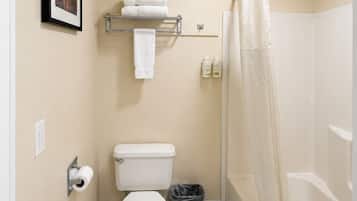 Combined shower/tub, towels
