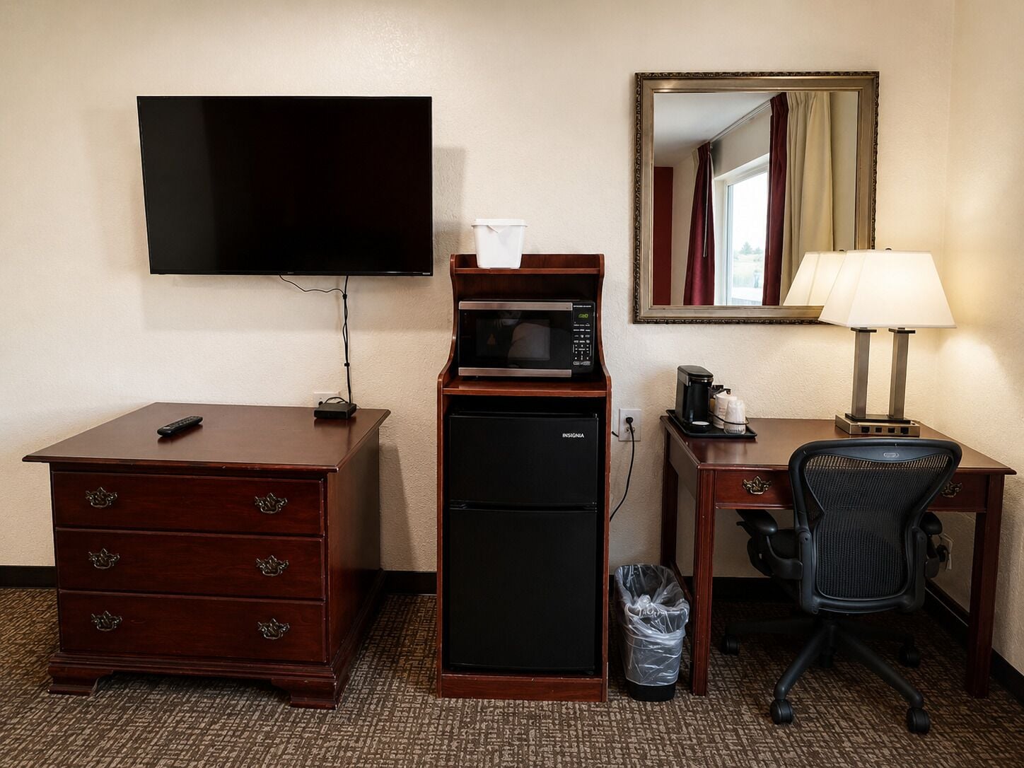 Escritorio, espacio para trabajar con laptop y cortinas blackout 