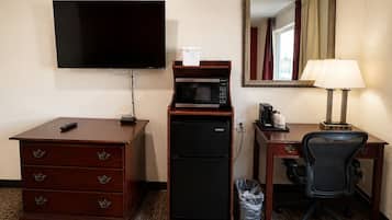 Escritorio, espacio para trabajar con laptop y cortinas blackout