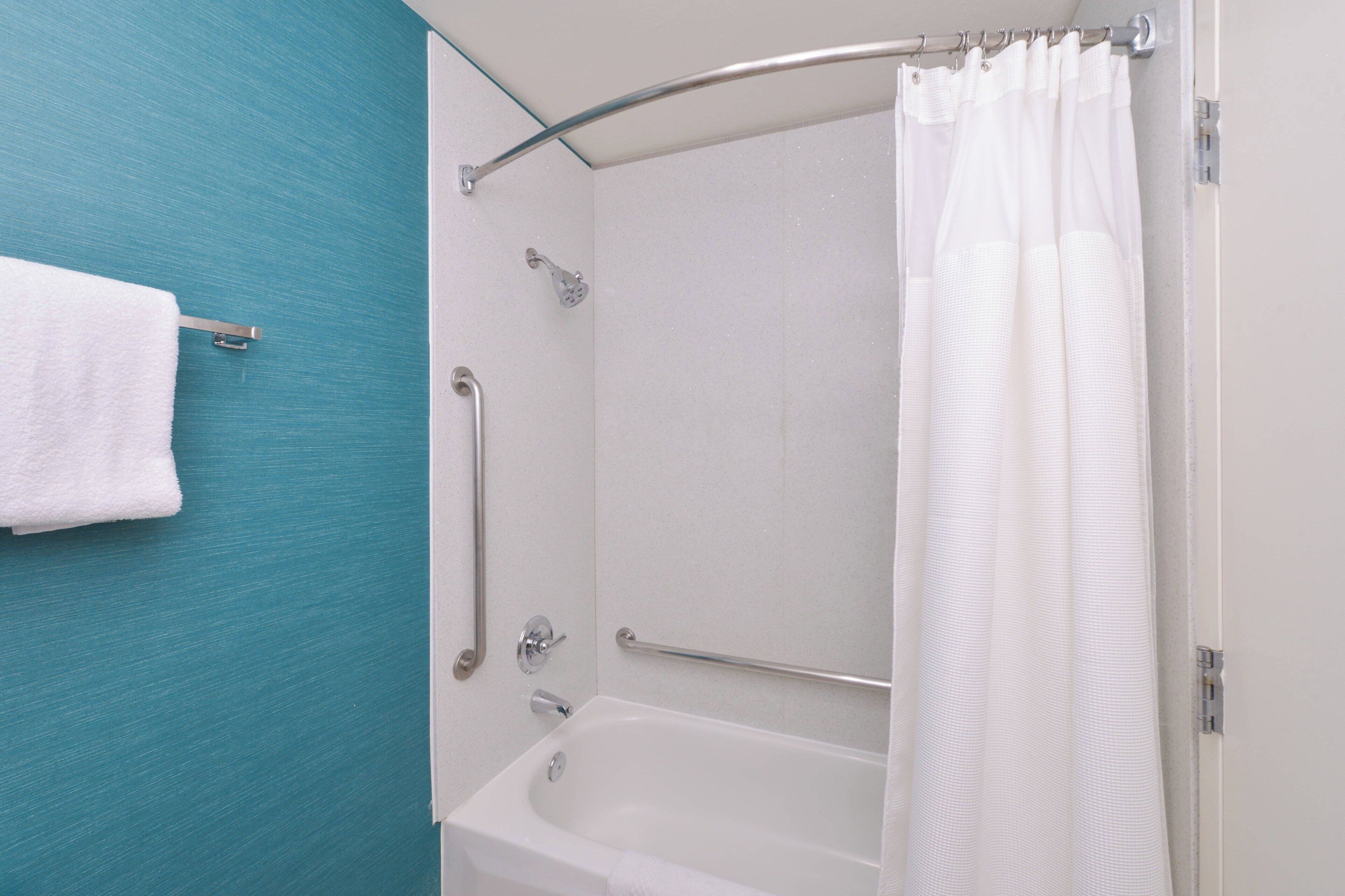 combined shower/bathtub, hair dryer, towels
