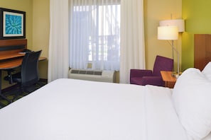 Quarto, 1 cama Queen | Espaço de trabalho para notebook, cortinas blackout