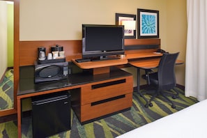 Quarto, 1 cama Queen | Espaço de trabalho para notebook, cortinas blackout