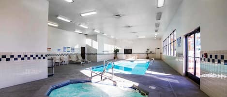 Una piscina cubierta