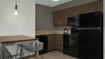 Suite, 2 habitaciones, chimenea | Ropa de cama de alta calidad, camas con pillow-top y escritorio