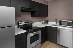 Frigorífico, microondas, placa de cocina y lavavajillas