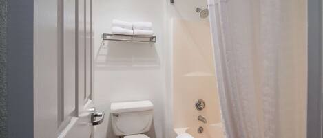 Un baño con inodoro, ducha y bañera.