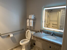 Habitación estándar, 1 cama de matrimonio grande, no fumadores | Baño | Ducha y bañera combinadas, secador de pelo, toallas y jabón