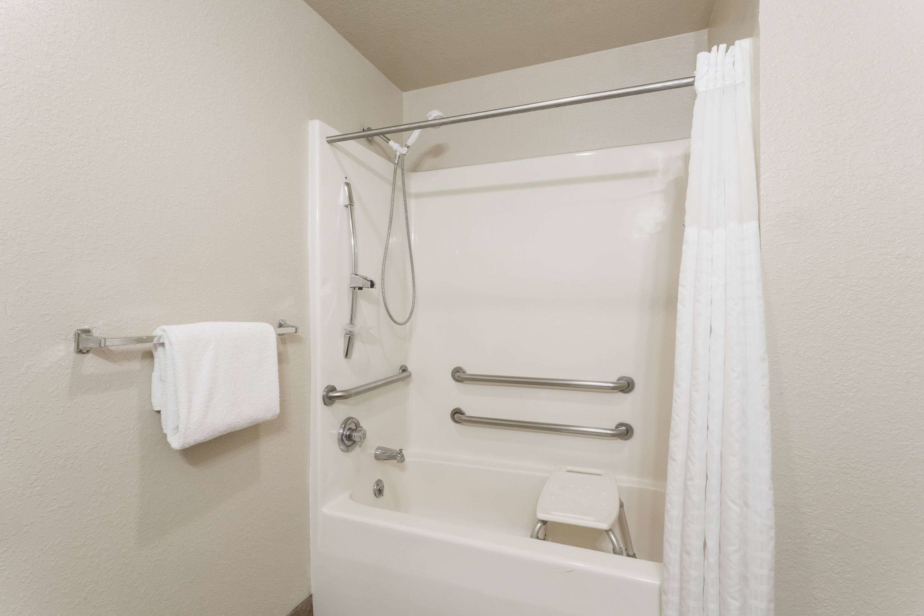 Een badkamer met een badkuip, douche en toilet.