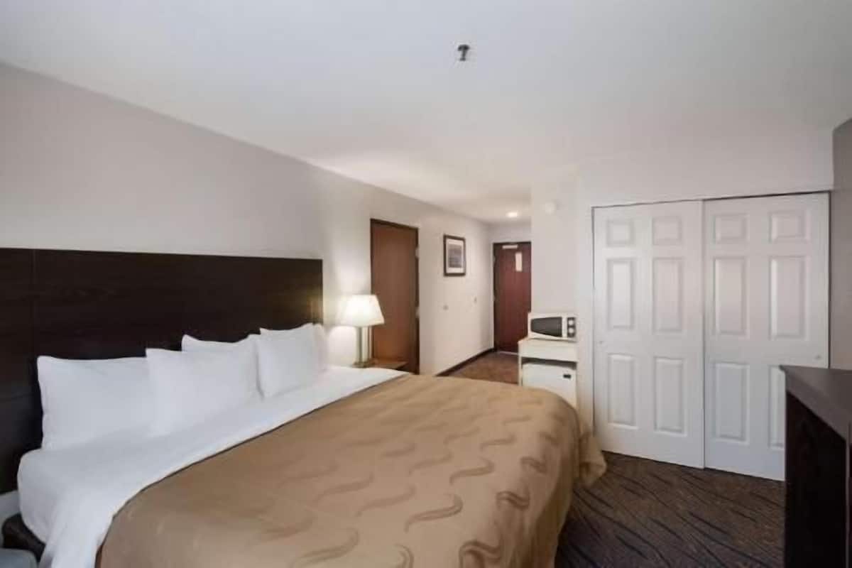 Desk, laptop workspace, blackout curtains, cots/infant beds