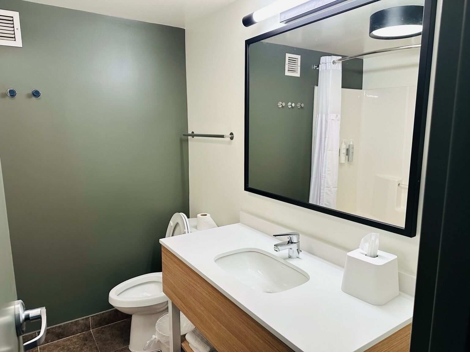 Kombinasi shower/bathtub dan perlengkapan mandi gratis
