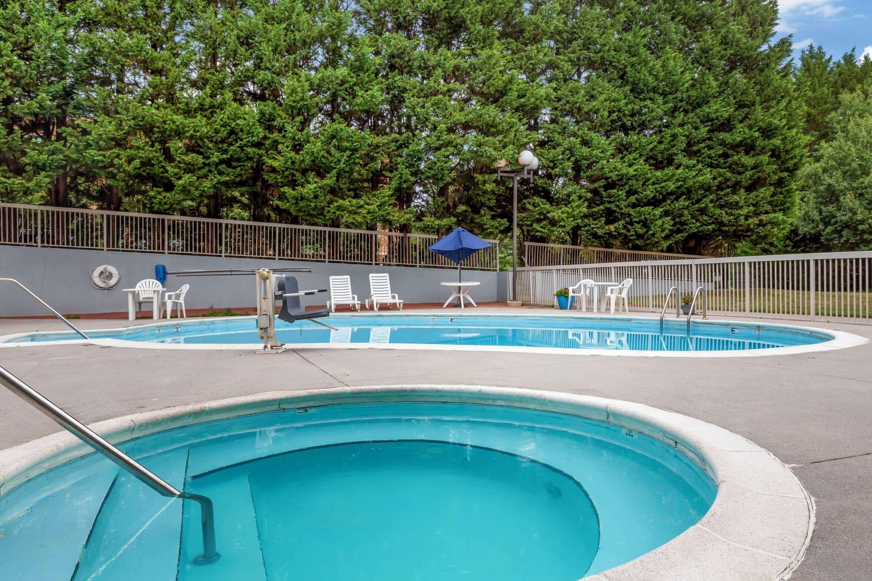 Una piscina al aire libre de temporada