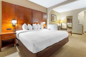 Skrivebord, blendingsgardiner og strykejern/-brett