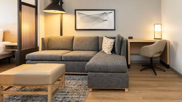 Hypo-allergenic bedding, in-room safe, desk, blackout drapes