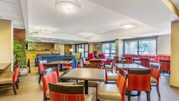 Café da manhã feito na hora grátis todos os dias