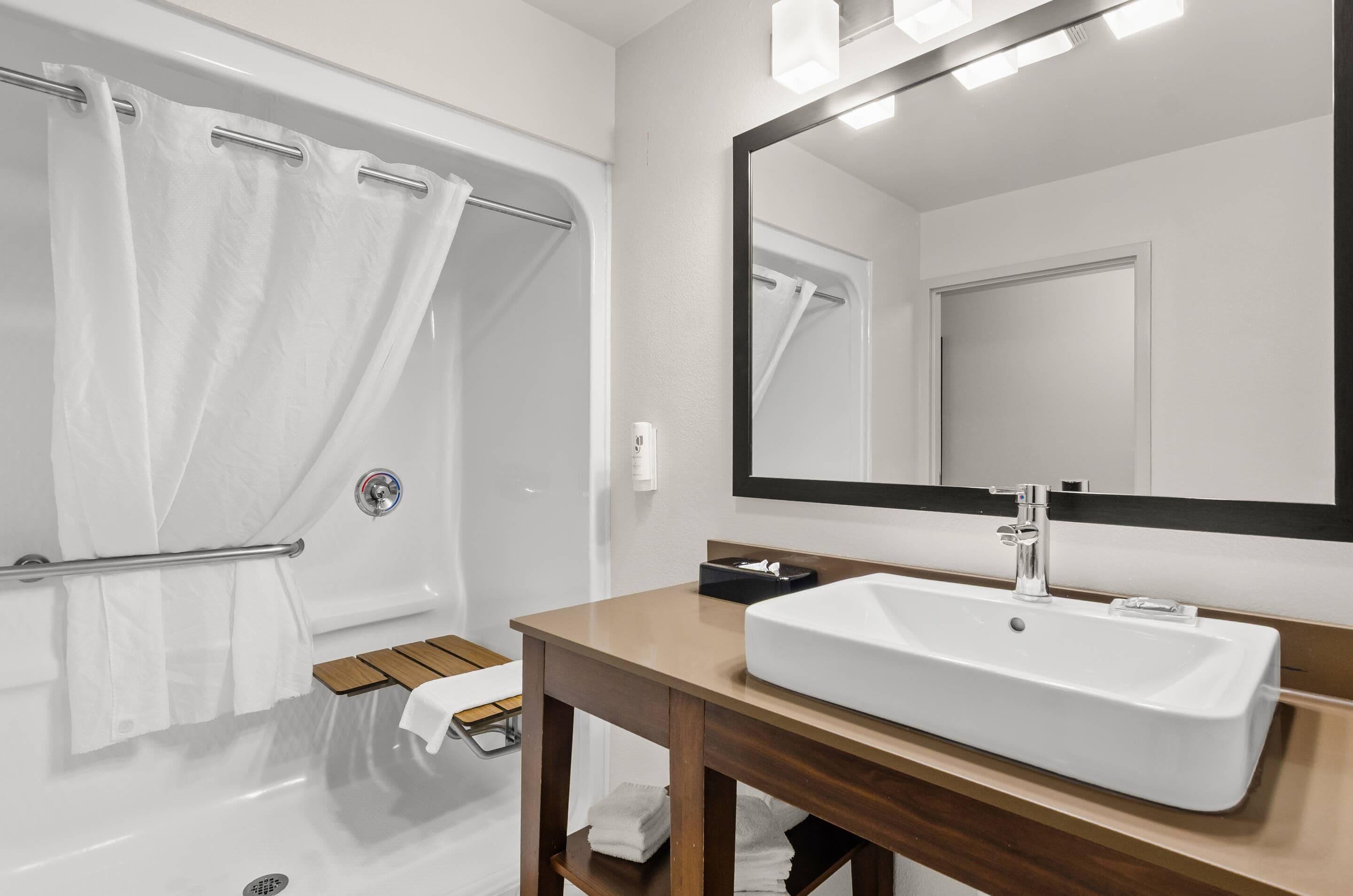 1 bedroom, hypo-allergenic bedding, down duvets, desk