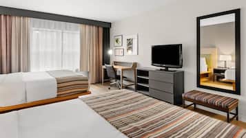 Habitación, 2 camas Queen size, para no fumadores | Ropa de cama hipoalergénica, edredón y escritorio
