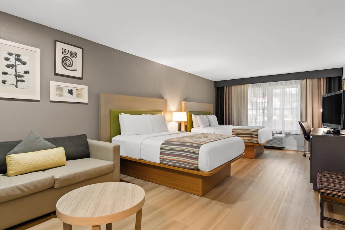 Quarto, 2 camas Queen, acessível, para não fumantes | 1 quarto, roupas de cama antialérgicas, edredons de pluma, escrivaninha