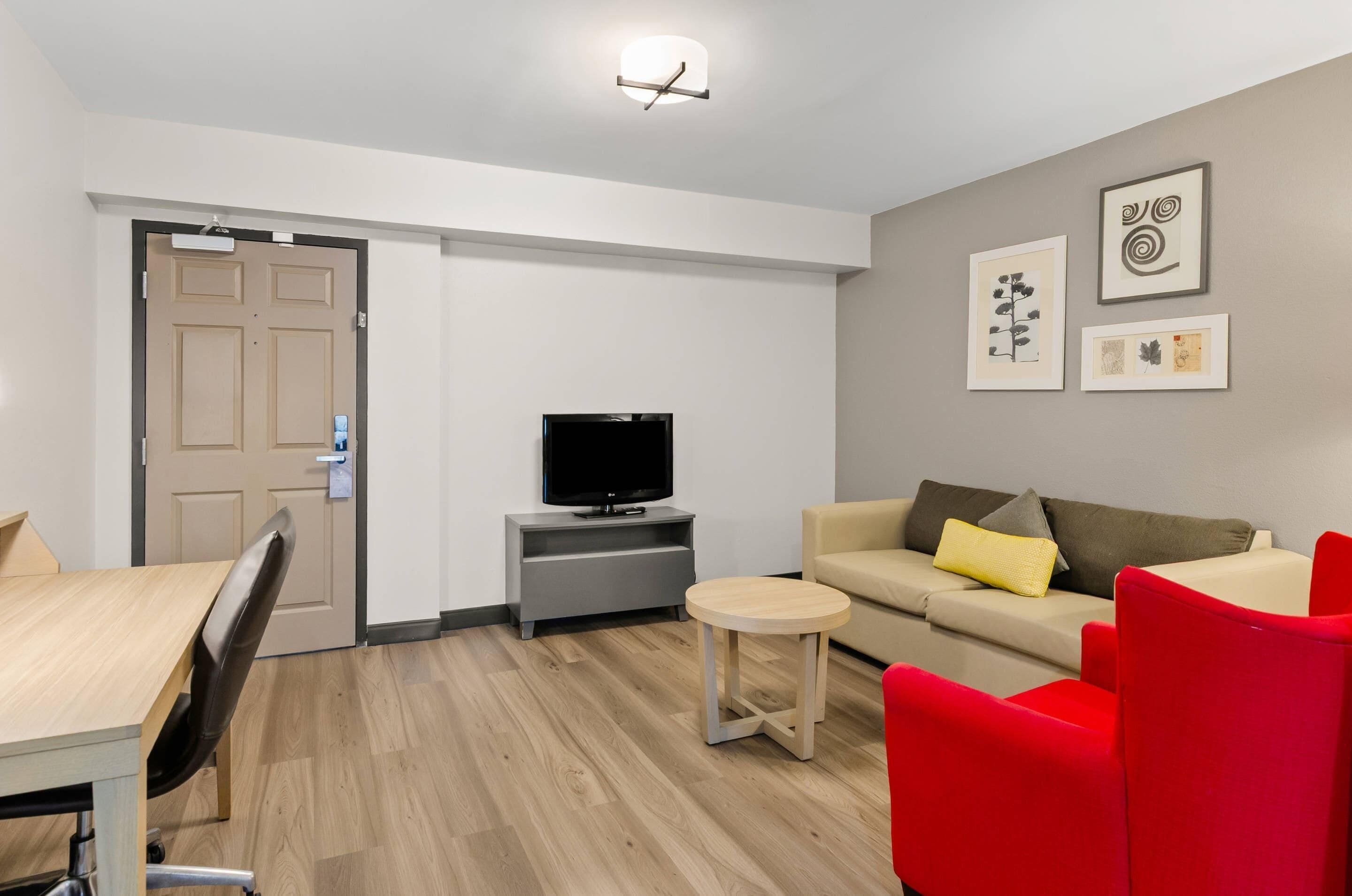 1 bedroom, hypo-allergenic bedding, down duvets, desk